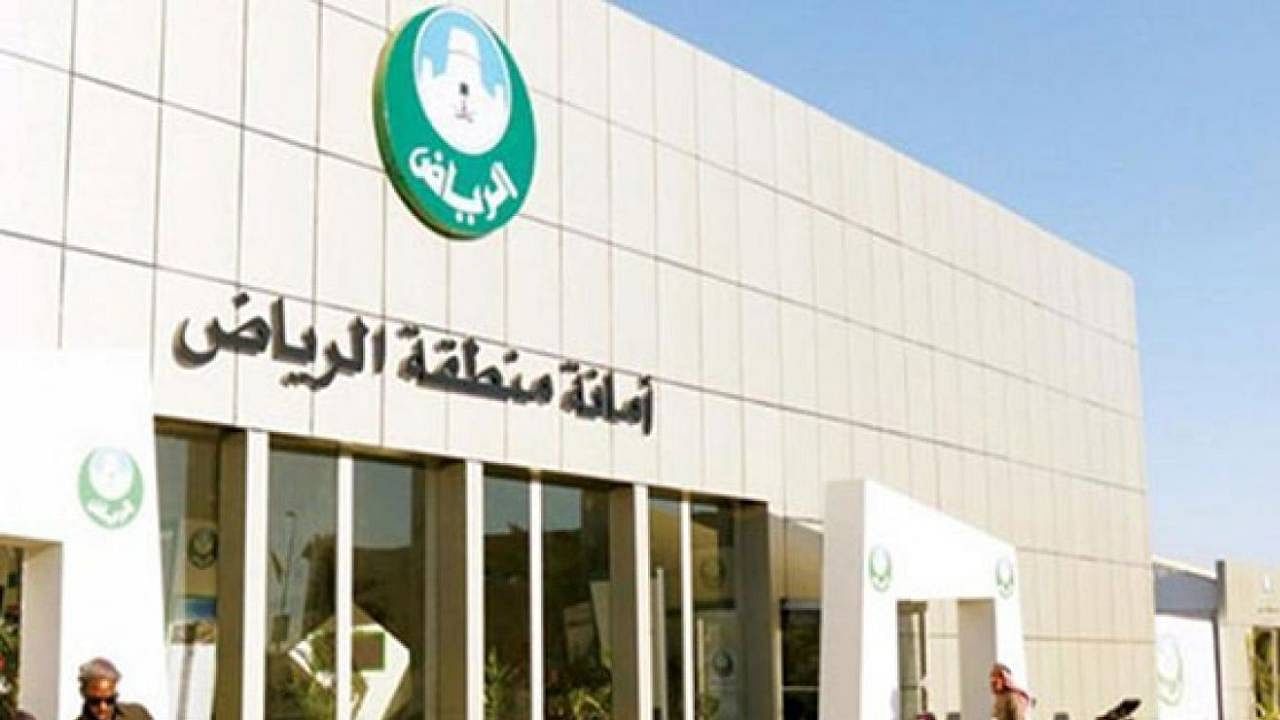 خلال-6-أشهر.-أمانة-الرياض-تزيل-225-ألف-ملصق-ولوحة-إعلانية-غير-نظامية