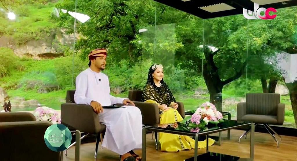 إعلامية-سعودية-تمثل-التلفزيون-في-خريف-ظفار