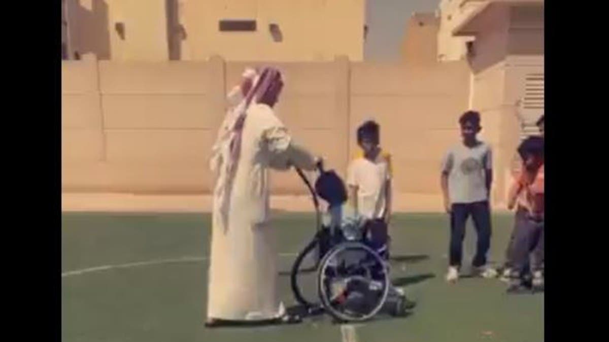فيديو-مؤثر.-معلم-يدفع-طالباً-من-ذوي-الإعاقة-خلال-مباراة-كرة-قدم