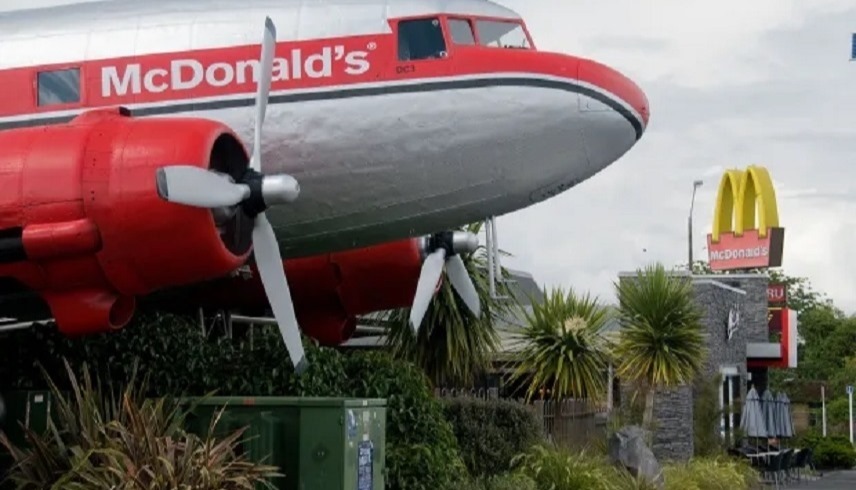 فرع-لماكدونالدز-يقدم-الطعام-على-طائرة-من-الحرب-العالمية